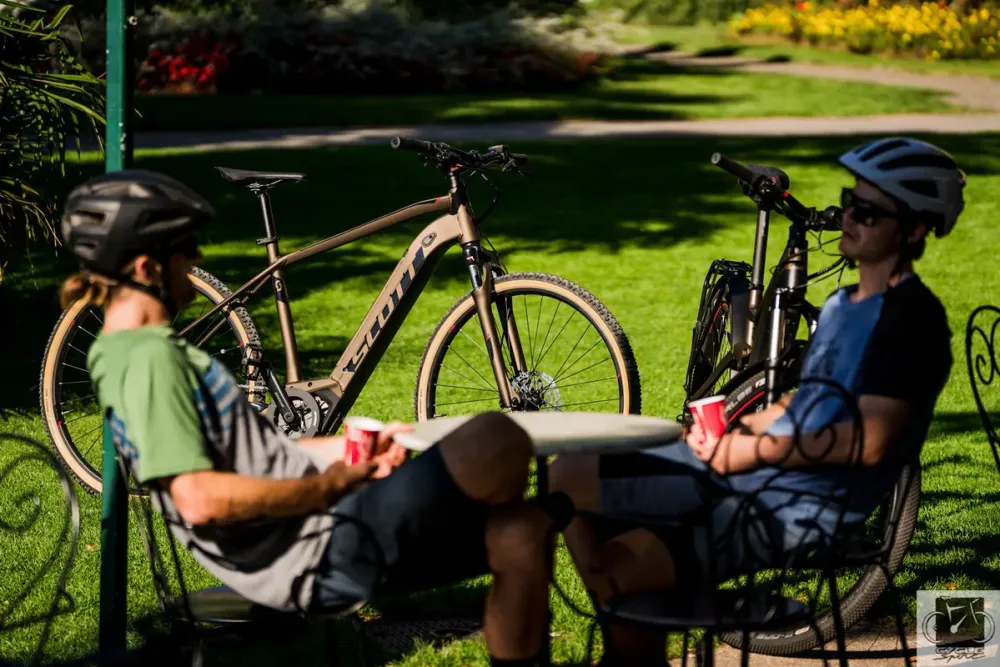 Cyclistes assis